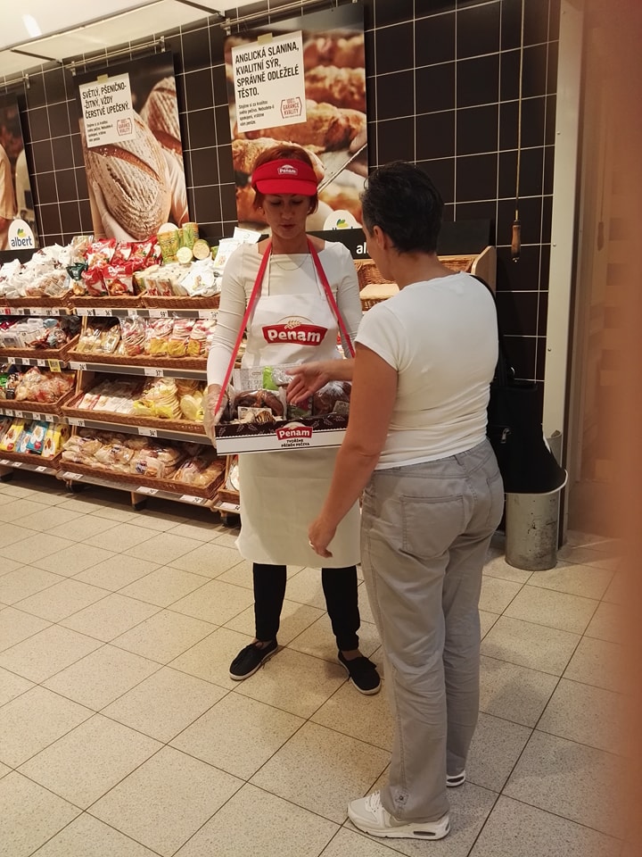 Promotérky na ochutnávku pečiva Penam Nymburk